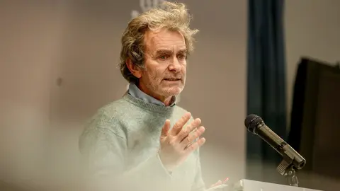 El director del Centro de Coordinaci&oacute;n de Alertas y Emergencias Sanitarias (CCAES), Fernando Sim&oacute;n durante una rueda de prensa convocada ante los medios de comunicaci&oacute;n en el Ministerio de Sanidad, Madrid, (Espa&ntilde;a), a 14 de enero de 2021. En la convocator