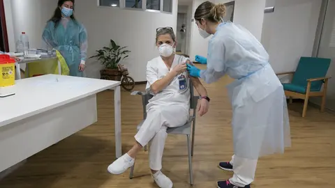 Una t&eacute;cnico auxiliar de cuidados de la residencia, Socorro Mancebo recibie la segunda dosis de la vacuna Pfizer-BioNTech contra el coronavirus en el Centro Polivalente de Recursos Residencia Mixta de Gij&oacute;n, el mismo en el que se inici&oacute; la vacunaci&oacute;n en As
