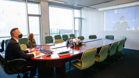 El consejero y la directora general de Desarrollo Rural en la reuni&oacute;n con las comunidades de la cornisa cant&aacute;brica sobre la PAC