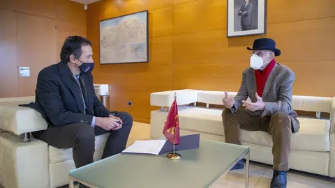 El consejero de Obras P&uacute;blicas, Ordenaci&oacute;n del Territorio y Urbanismo, Jos&eacute; Luis Gochicoa, se re&uacute;ne con el alcalde de San Felices, Jos&eacute; Antonio Gonz&aacute;lez Linares