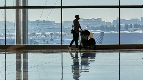 Un pasajero camina por las instalaciones de la Terminal 4 del aeropuerto Adolfo Su&aacute;rez Madrid-Barajas.