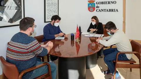 La consejera de Presidencia, Interior, Justicia y Acci&oacute;n Exterior, Paula Fern&aacute;ndez, se re&uacute;ne con miembros del Consejo de la Juventud de Cantabria