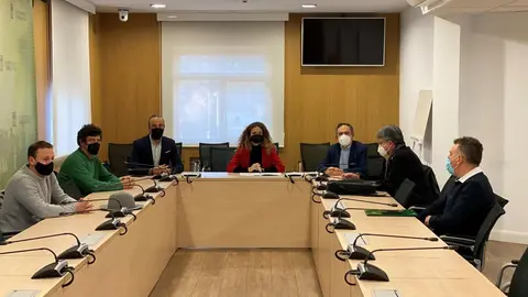 Reuni&oacute;n de la delegada del Gobierno, Ainoa Qui&ntilde;ones; el alcalde de Torrelavega, Javier L&oacute;pez Estada; la Asociaci&oacute;n de vecinos de Santa Mar&iacute;a de Barreda y Renfe