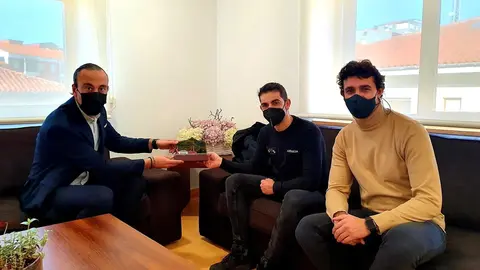 El alcalde de Torrelavega, Javier L&oacute;pez Estrada, y el concejal de Deportes, Nacho Gonz&aacute;lez, con el ciclista torrelaveguense Ismael Esteban