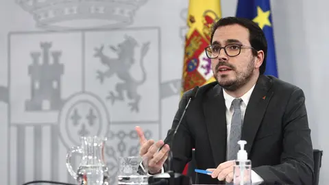 El ministro de Consumo, Alberto Garz&oacute;n, interviene durante una rueda de prensa convocada ante los medios posterior al Consejo de Ministros, en Madrid, a 19 de enero de 2021. El Consejo de Ministros ha aprobado este martes la declaraci&oacute;n de Zona Afectada G