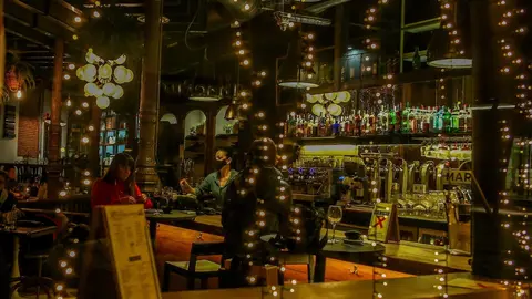 El interior de un restaurante el d&iacute;a en el que se adelanta el cierre de hosteler&iacute;a a las 22.00h, en Madrid (Espa&ntilde;a), a 18 de enero de 2021.