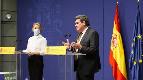 La ministra de Trabajo y Econom&iacute;a Social, Yolanda D&iacute;az, y el ministro de Inclusi&oacute;n, Seguridad Social y Migraciones, Jos&eacute; Luis Escriv&aacute;