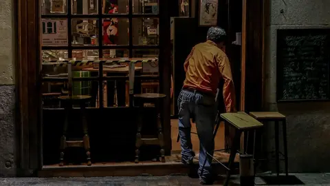 Un hombre cierra su restaurante el d&iacute;a en el que se adelanta el cierre de hosteler&iacute;a a las 22.00h, en Madrid (Espa&ntilde;a), a 18 de enero de 2021. La Comunidad de Madrid ampli&oacute; las restricciones el pasado viernes, 15 de enero tras el aumento de casos de corona