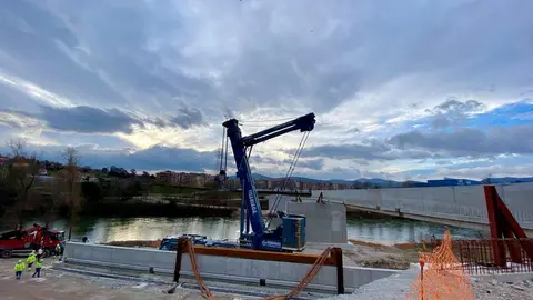 Construcci&oacute;n de la pasarela sobre el r&iacute;o Saja-Besaya