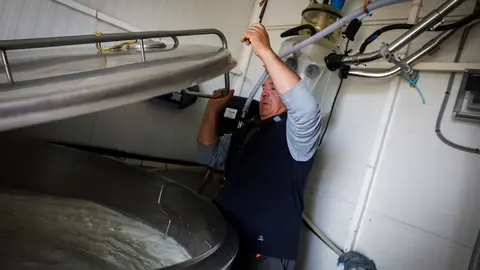 Ganadero de Lechal Colmenar cierra un tanque donde guardan leche en la empresa