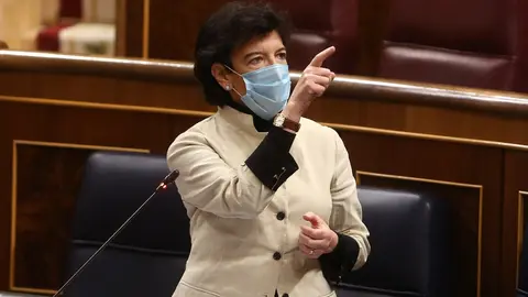 La ministra de Educaci&oacute;n y Formaci&oacute;n Profesional, Isabel Cela&aacute;, interviene durante una sesi&oacute;n de control al Gobierno