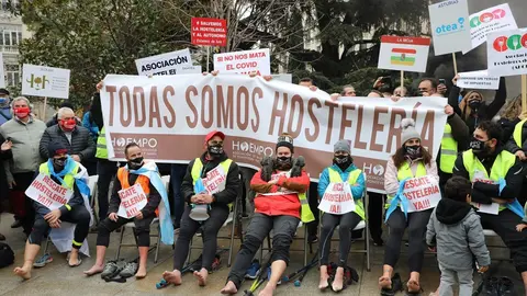 Hosteleros gallegos en su llegada al Congreso, en Madrid (Espa&ntilde;a)  para explicar la realidad que vive el sector y la necesidad de ayudas directas que eviten la desaparici&oacute;n de cientos de puestos de trabajo.