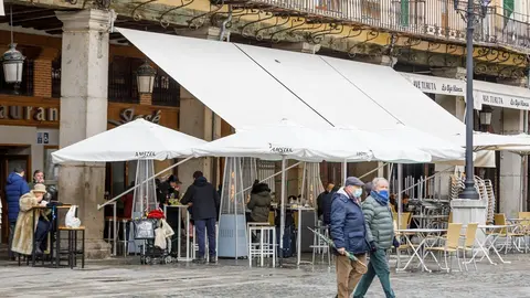 Varias personas en la terraza de un bar en Segovia, Castilla y Le&oacute;n (Espa&ntilde;a) 