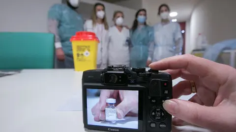 Una c&aacute;mara fotograf&iacute;a al equipo de vacunaci&oacute;n del &aacute;rea sanitaria V que ha administrado la segunda dosis de la vacuna Pfizer-BioNTech contra el coronavirus en el Centro Polivalente de Recursos Residencia Mixta de Gij&oacute;n, Asturias, a 18 de enero de 2021.