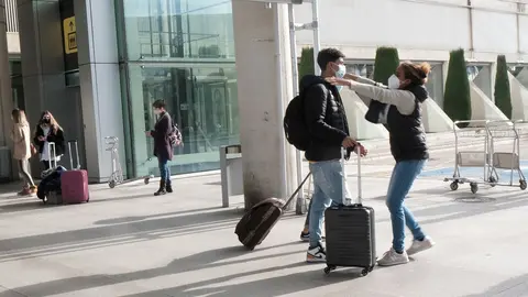 Dos personas se abrazan a las afueras del aeropuerto de Palma de Mallorca.