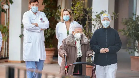 Residentes y personal de una residencia tras recibir la vacuna contra el Covid