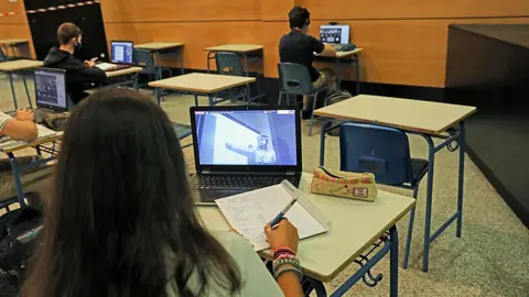 Una alumna atiende desde su ordenador a una clase semipresencial. Archivo