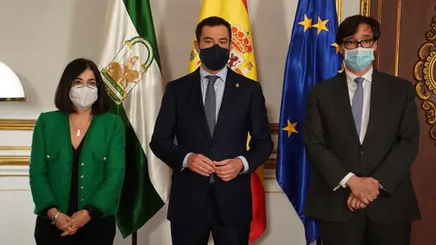 El presidente de la Junta de Andaluc&iacute;a, Juanma Moreno (c) , recibe en el palacio de San Telmo al ministro de Salud  Salvador Illa (1d) y a la ministra de Pol&iacute;tica Territorial y Funci&oacute;n P&uacute;blica , Carolina Dar&iacute;as, antes de la reuni&oacute;n del Consejo Interterrit