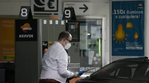 Un hombre echa gasolina a su coche en una gasolinera