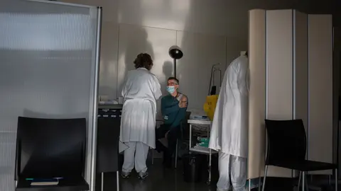 Una enfermera vacuna a un profesional sanitario con la vacuna de Pfizer-BioNtech contra el COVID-19 