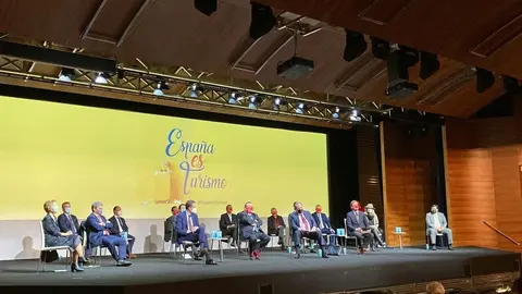 El sector tur&iacute;stico reitera la necesidad de acelerar la vacunaci&oacute;n para salvar el verano