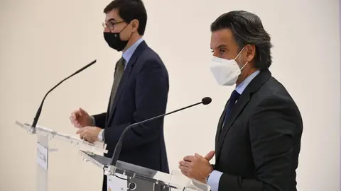 El secretario de Estado para la Uni&oacute;n Europea, Juan Gonz&aacute;lez-Barba Pera, y el presidente del Parlamento de Canarias, Gustavo Matos, en un encuentro con los medios de comunicaci&oacute;n