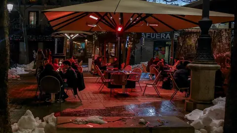 La terraza de un restaurante el d&iacute;a en el que se adelanta el cierre de hosteler&iacute;a a las 22.00h, en Madrid (Espa&ntilde;a)