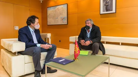 El consejero de Obras con el alcalde de Valderredible