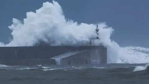 Olas rompen contra el faro de la localidad de San Esteban de Pravia, perteneciente al concejo de Muros de Nal&oacute;n, en Asturias (Espa&ntilde;a), a 28 de diciembre de 2020. Toda Espa&ntilde;a, a excepci&oacute;n de Extremadura y Canarias, recibe este lunes avisos de distintos tip