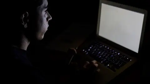 Un estudiante utiliza el ordenador para realizar tareas en casa, en Madrid (Espa&ntilde;a), a 12 de enero de 2021. Tras el paso de la borrasca &lsquo;Filomena&rsquo; y las consecuencias en derivadas en la regi&oacute;n tras la gran nevada, la Comunidad de Madrid ha impuesto el cie