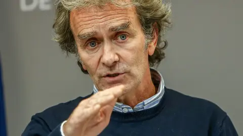 El director del Centro de Coordinaci&oacute;n de Alertas y Emergencias Sanitarias (CCAES), Fernando Sim&oacute;n durante una rueda de prensa convocada ante los medios de comunicaci&oacute;n en el Ministerio de Sanidad, Madrid, (Espa&ntilde;a), a 18 de enero de 2021.