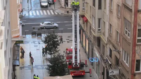 Bomberos actuando en la corisa afectada por el viento. Archivo                       