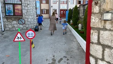 Entrada escalonada y se&ntilde;alizada en un colegio