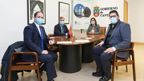 La consejera de Presidencia, Paula Fern&aacute;ndez, y los ganadores de los premios CEARC