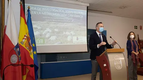 El consejero de Desarrollo Rural, Guillermo Blanco, acompa&ntilde;ado del investigador del CIFA, Juan Busqu&eacute;, presenta la l&iacute;nea de investigaci&oacute;n de dicho centro sobre pastoreo en la media monta&ntilde;a de Cantabria