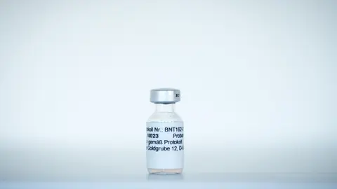La vacuna contra el COVID-19 BNT162, que est&aacute; siendo desarrollada por Pfizer y BioNTech