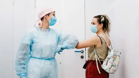 Una paciente se despide tras finalizar su tratamiento en el dentista