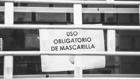 Un c&aacute;rtel en el que se lee: `Uso obligatorio de mascarilla&acute;,en  Badajoz, Extremadura (Espa&ntilde;a), a 9 de enero de 2021. Extremadura ha batido un r&eacute;cord de la pandemia al notificar una incidencia de 1.425 casos por cada 100.000 habitantes, la tasa m&aacute;s alta de