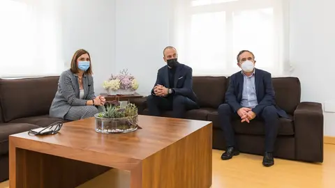 La consejera de Presidencia, Interior, Justicia y Acci&oacute;n Exterior, Paula Fern&aacute;ndez, se re&uacute;ne con el alcalde de Torrelavega, Javier L&oacute;pez Estrada, y el primer teniente de alcalde, Jos&eacute; Manuel Cruz Viadero