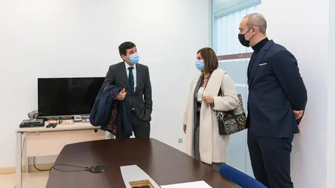 La consejera de Presidencia, Interior, Justicia y Acci&oacute;n Exterior, Paula Fern&aacute;ndez, visita las dependencias judiciales donde se ha puesto en marcha el nuevo equipo psicosocial