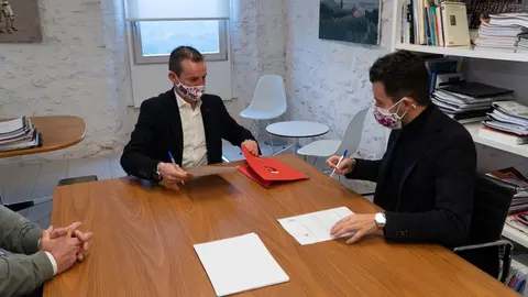 El presidente de la asociaci&oacute;n Rosa Navidad, Manuel Berrazueta, y el director general de la Fundaci&oacute;n Comillas, Manuel Preciado, firman un acuerdo de colaboraci&oacute;n para la lucha contra el c&aacute;ncer