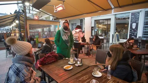 Tres chicas en la terraza de un restaurante el primer d&iacute;a del cierre perimetral decretado en Lugo, Galicia (Espa&ntilde;a), a 15 de enero de 2021. El cierre perimetral forma parte del paquete de nuevas restricciones de la Xunta para frenar la expansi&oacute;n del virus