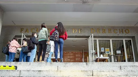 Varios j&oacute;venes charlan antes de entrar a clase en la Facultad de Derecho de la Universidad Complutense en el Campus Universitario de Moncloa en Ciudad Universitaria, en Madrid (Espa&ntilde;a) a 5 de octubre de 2020. Hoy es el primer d&iacute;a laborable desde que entra