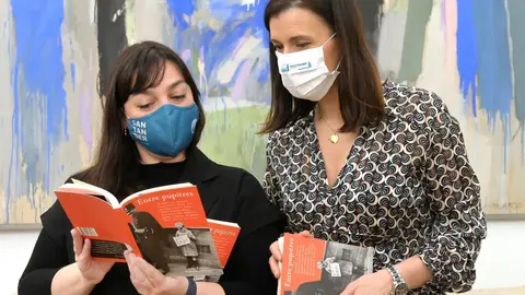 La alcaldesa de Santander, Gema Igual, y la ocncejala de Educaci&oacute;n, Noem&iacute; M&eacute;ndez, con el libro que se entregar&aacute; a los colegios