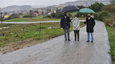 El consejero de Desarrollo Rural, Ganader&iacute;a, Pesca, Alimentaci&oacute;n y Medio Ambiente, Guillermo Blanco, visita las obras de reparaci&oacute;n de un camino en Reoc&iacute;n junto a su alcalde, Pablo Diestro
