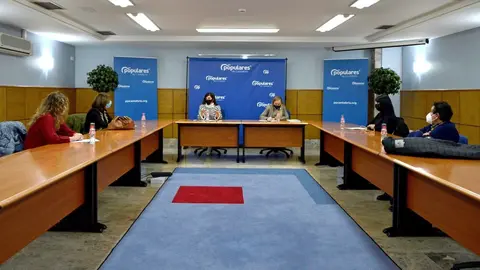 La presidenta del PP, Mar&iacute;a Jos&eacute; S&aacute;enz de Buruaga, y la diputada Isabel Urrutia se re&uacute;nen con representantes de FED y LARES