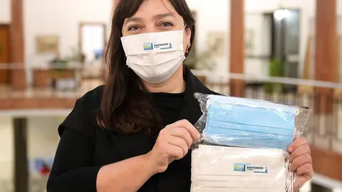 La concejala de Salud, Noem&iacute; M&eacute;ndez, con las mascarillas que se repartir&aacute;n a las asociaciones del &aacute;mbito de la salud
