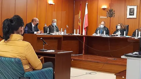 Trabajadora de un club de alterne de Cantabria acusada de estafar casi un mill&oacute;n de euros a un cliente, en el juicio contra ella