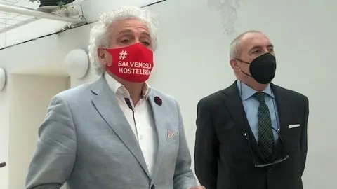 El presidente de la Asociaci&oacute;n de Empresarios de Hosteler&iacute;a de Cantabria, &Aacute;ngel Cuevas (i), y el jur&iacute;dico de la entidad