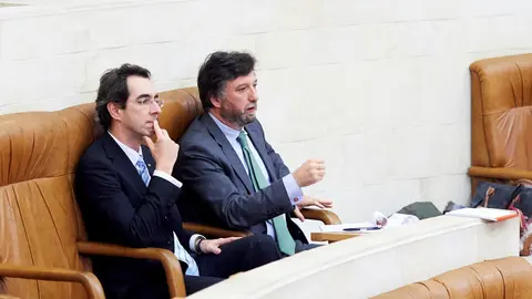 Los diputados de Vox en el Parlamento de Cantabria, Armando Antonio Blanco (i) y Cristobal Palacio (d)